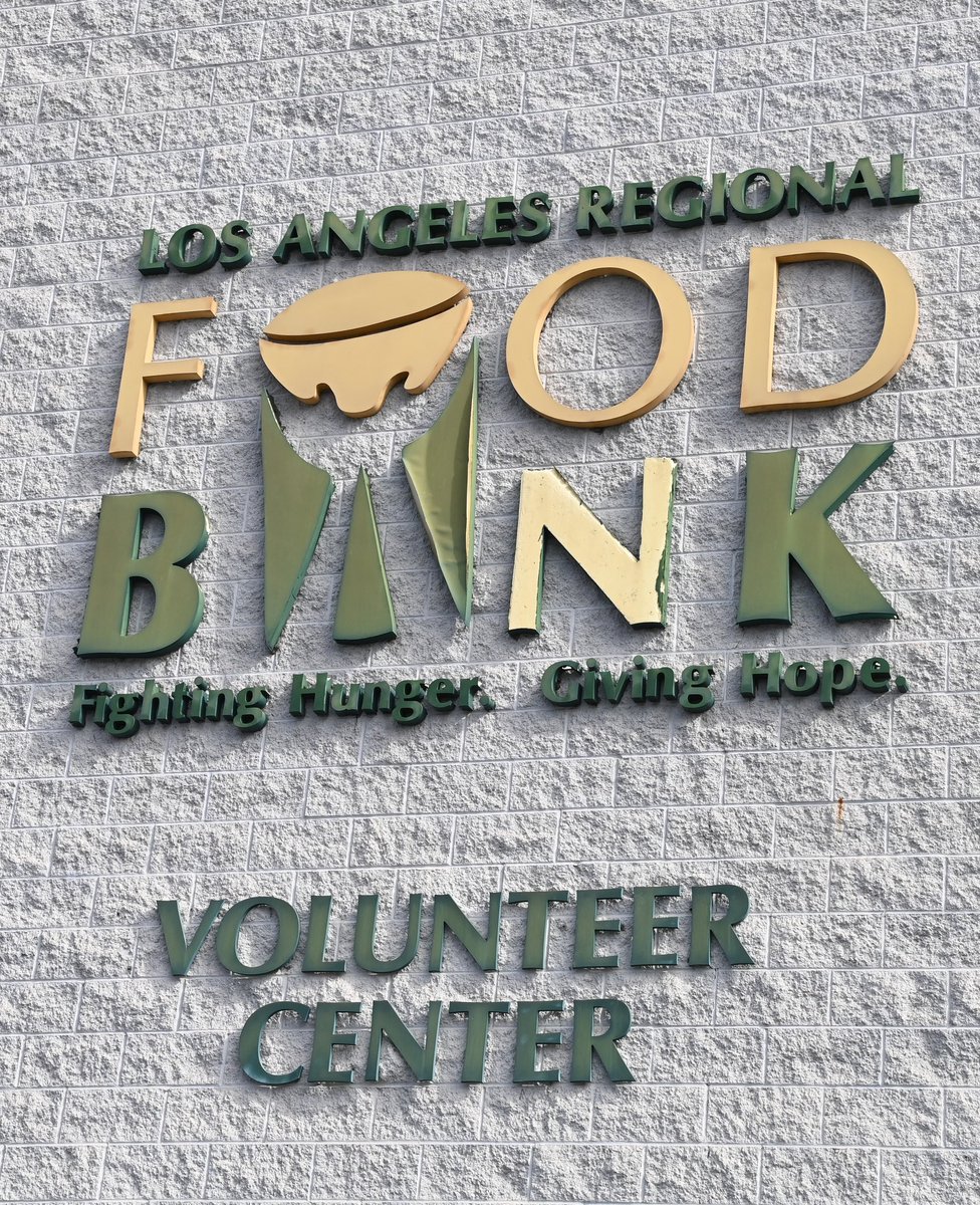 For #NationalVolunteerMonth I had the honor of working w @feedingamerica & an INCREDIBLE group of volunteers at the LA Food Bank. This org’s goal is to help end food insecurity across the nation & in just a few hrs, we sorted’
& packaged over 7Klbs of food to help those in need.