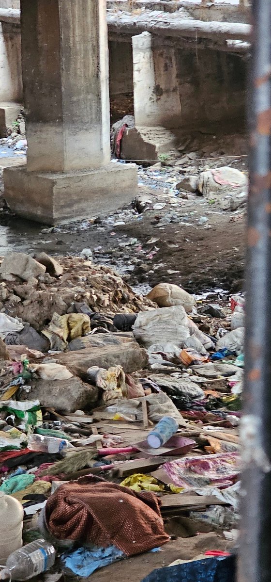 ParvatiAkki's tweet photo. @thirumalaiahae @GHMCOnline @CommissionrGHMC The trash has not been cleared. These pics were taken today. Kindly put up high metal barricades in the entire area as people are using this as a regular dumping ground. Also restore the barricade near Hanuman Temple across this spot. 
 Hoping to see the work done soon. https://t.co/o3bfYT0nJ7