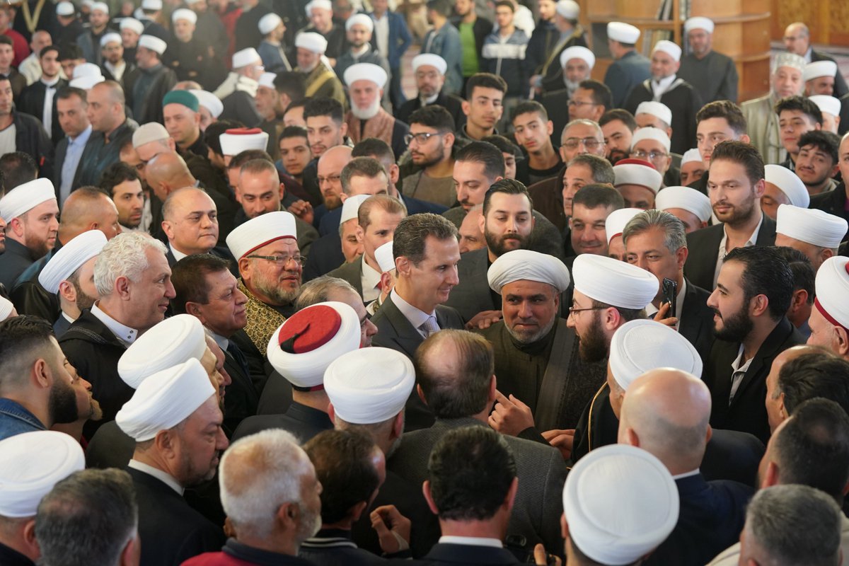 الرئيس الأسد يؤدي صلاة #عيد_الفطر في جامع التقوى بدمشق. أعاده الله عليكم بالخير والبركة.