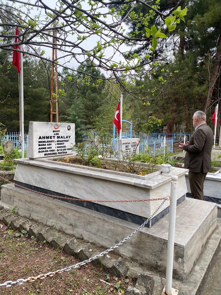 Ey, bu topraklar için toprağa düşmüş, asker! Gökten ecdâd inerek Öpse o pâk alnı değer… Belediye Başkanımız Semih Tepebaşı, şehitlerimizin ebedi istirahatgâhlarını ziyaret etti. Vatan uğruna, gözünü kırpmadan şehadete yürüyen tüm şehitlerimizi rahmet ve minnetle anıyoruz.