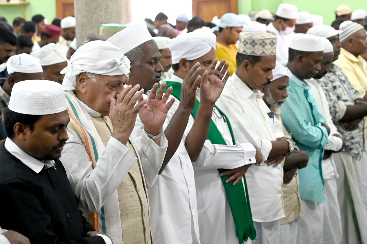 On #EidAlFitr Hon'ble Governor Shri Arif Mohammed Khan joined the people in offering prayers at the #BeemapallyDargahShareef in Thiruvananthapuram, #EidMubarak #EidulFitr2024 #Eid2024: PRO KeralaRajBhavan