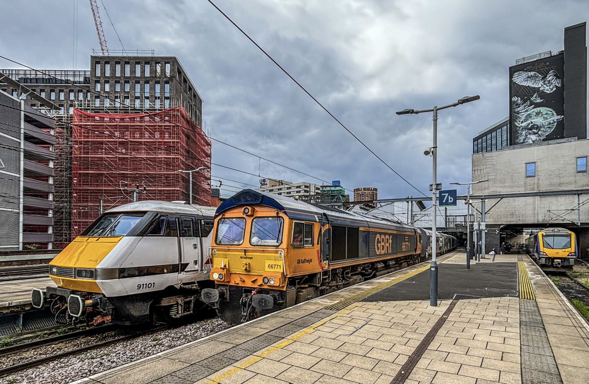 A busy couple of minutes in Leeds. 91101 Stands on platform 9 with 5A31, 66771 ‘Amanda’ passes through platform 8 with 6D37, Rylstone to Hunslet, and 195023 waits in platform 7 with a service for York.
#Class91 #Class66 #Class195 #LeedsCityStation #Trainspotting