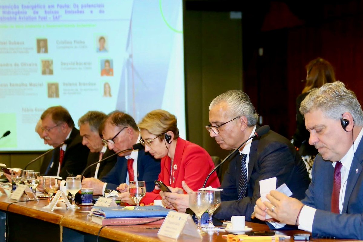 During panel debates with 🇧🇷 @sri_presidencia, authorities & members of the CDESS, we discuss common challenges related to: 📢democracy, disinformation and social media 🔋energy transition agenda 🔧decent labor in the wake of new technologies ...and this is just the beginning!