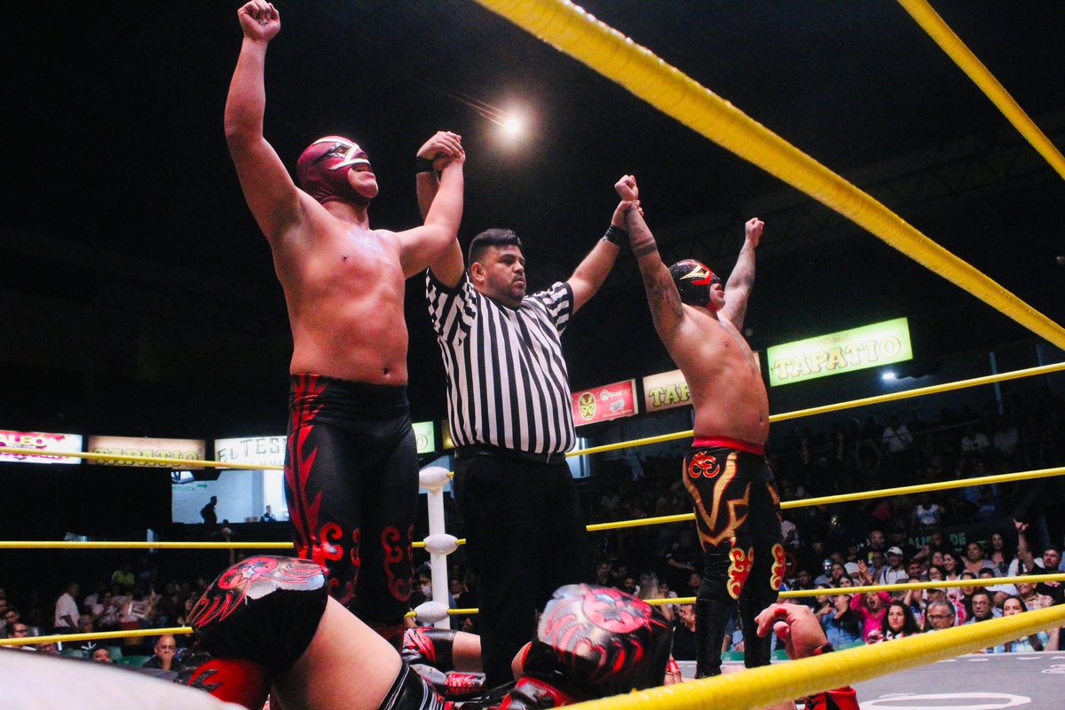 ¡Gran choque de rudos! Los nuevos Campeones de Parejas de la Arena Coliseo, Hijo del Villano lll y Villano lll Jr. someten a Furia Roja y Guerrero de la Muerte en la lucha semifinal. 🖥️ Sigue la transmisión en vivo: youtube.com/watch?v=Ea2eSv… #CMLL #MartesDeGlamourCMLL