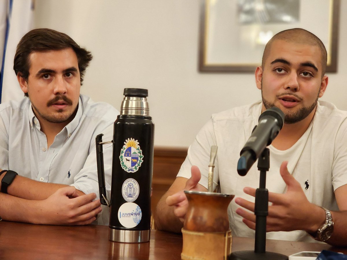 CDJFloresUY's tweet photo. En la noche de hoy en conjunto con los amigos de @CDJ_Montevideo y @CDJ_Colonia nos reunimos con el politólogo Adolfo Garcé para charlar de los desafíos que tiene por delante el @PNACIONAL en esta campaña electoral! https://t.co/jZ6Wg4709Q