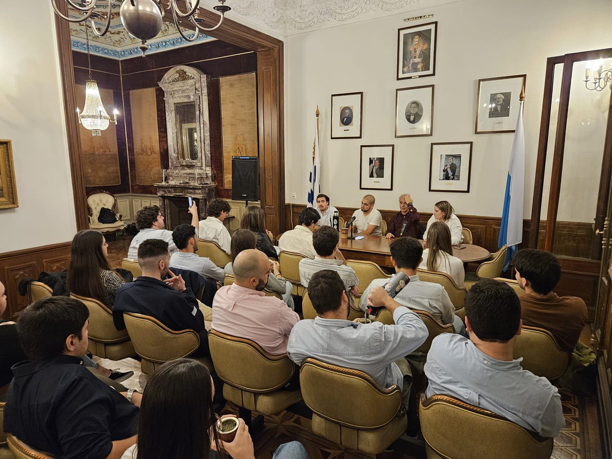 CDJFloresUY's tweet photo. En la noche de hoy en conjunto con los amigos de @CDJ_Montevideo y @CDJ_Colonia nos reunimos con el politólogo Adolfo Garcé para charlar de los desafíos que tiene por delante el @PNACIONAL en esta campaña electoral! https://t.co/jZ6Wg4709Q