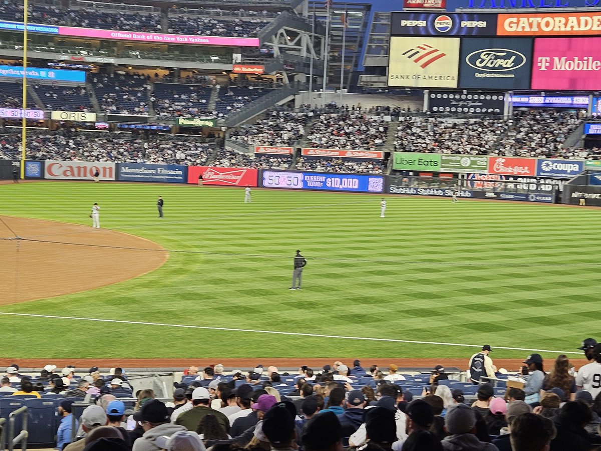 Bronx Night Life➡️  @bxdrafthouse ➡️ #intothe crowd ➡️ <a href="/yankeestadium/">Yankee Stadium</a> ⚾️ IT'S A GOOD LIFE ON A GOOD DAY IN A UPTOWN NYC AND BRONX WAY. 
#Uptowntraveler 
#RepBx #thegoodlife