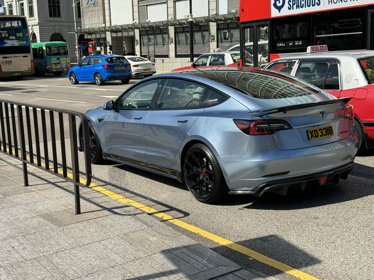jim96817546's tweet photo. @Tesla_Asia @elonmusk Saw this one in Hong Kong last November. Beautiful color. Need this in USA. https://t.co/oBJxZrp5Et