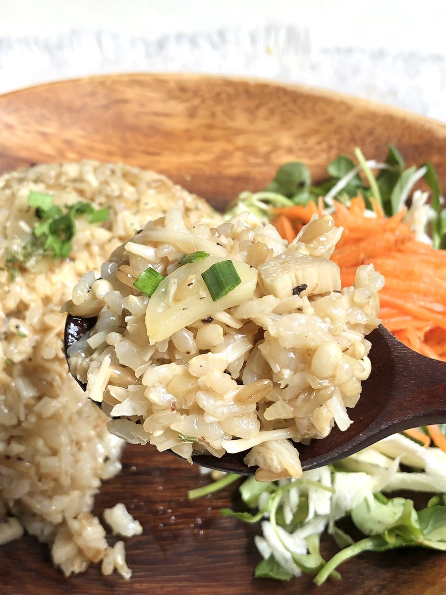 마늘 팽이버섯 볶음밥🧄
버터갈릭볶음밥같은 풍미

- 마늘 잘게 다져서 식용유1.5스푼에 약불로 익히다가 팽이버섯 한 봉지 잘게 다져 넣고 볶음. 소금은 1/2t
- 버섯 수분 날아가서 고슬고슬할 때 쯤 간장1/2t 밥 한 공기 넣어 볶음

투표하고 간단하게 해먹고 
집 청소하기 딱좋다👏🏻