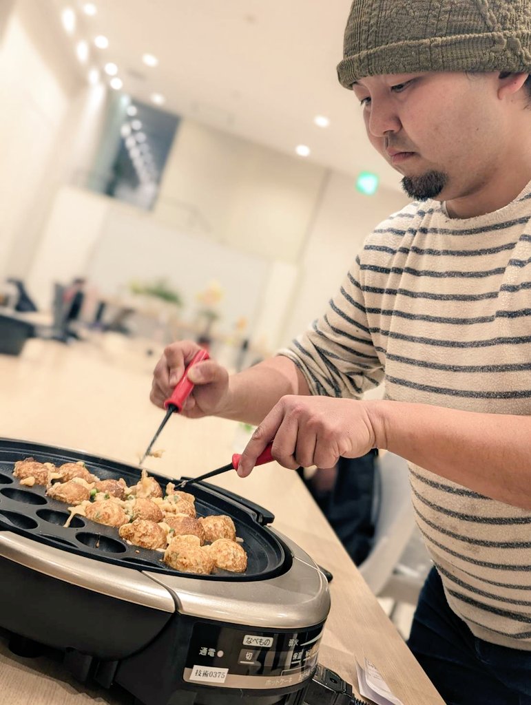 t_fuwatto's tweet image. 今日はふわっと定休日です。
昨日も臨時休業すみませんでした。

昨日は大西さん(@bbq0024)に声かけて頂いて #テスコム さんにたこ焼き焼きに行きました🐙

他社さんのも含めて焼き加減や時間などの実験でしたが、貴重な経験でした。
またお役に立てることがあれば是非お願いします✨

 #TESCOM