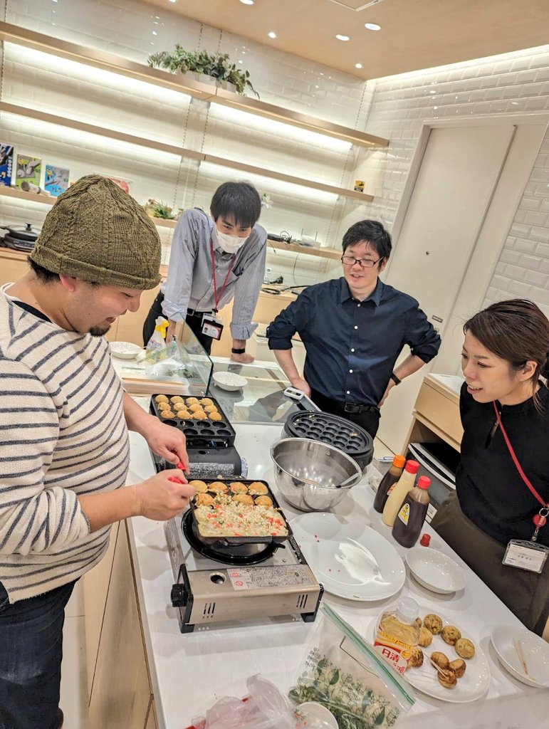 t_fuwatto's tweet image. 今日はふわっと定休日です。
昨日も臨時休業すみませんでした。

昨日は大西さん(@bbq0024)に声かけて頂いて #テスコム さんにたこ焼き焼きに行きました🐙

他社さんのも含めて焼き加減や時間などの実験でしたが、貴重な経験でした。
またお役に立てることがあれば是非お願いします✨

 #TESCOM