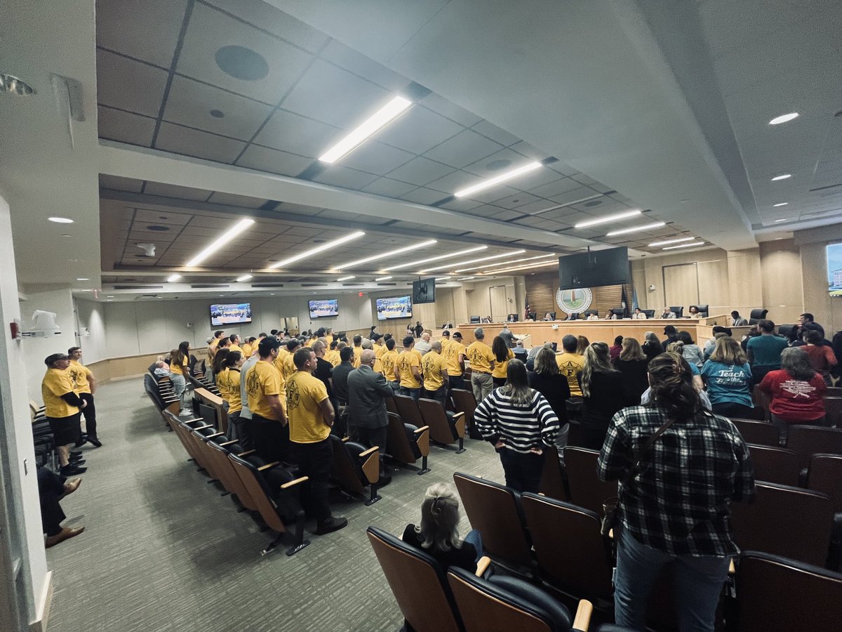 Strong showing of support by #vabeach community members and  employees (⁦@UELocal111VB⁩, ⁦@VBPBA34⁩, ⁦@VBEA4Kids⁩ and @IAFFL2924) standing in solidarity to support collective bargaining. CB equals a safer VB.