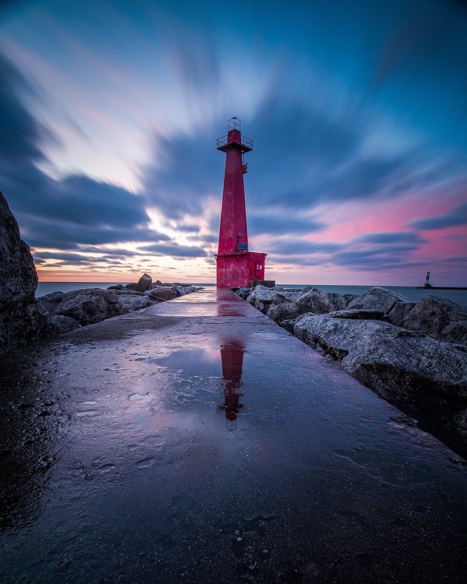 “The world is a canvas to the imagination.”  
~ Henry David Thoreau 
 
📸 @skeetown_jay on Instagram 
📍 Muskegon South Breakwater Light
✨ visitmuskegon.org/things-to-do/a…

#GreatLakes #Muskegon #puremichigan #westmichigan #lighthouse #michiganlighthouses #lighthouses #USLHS