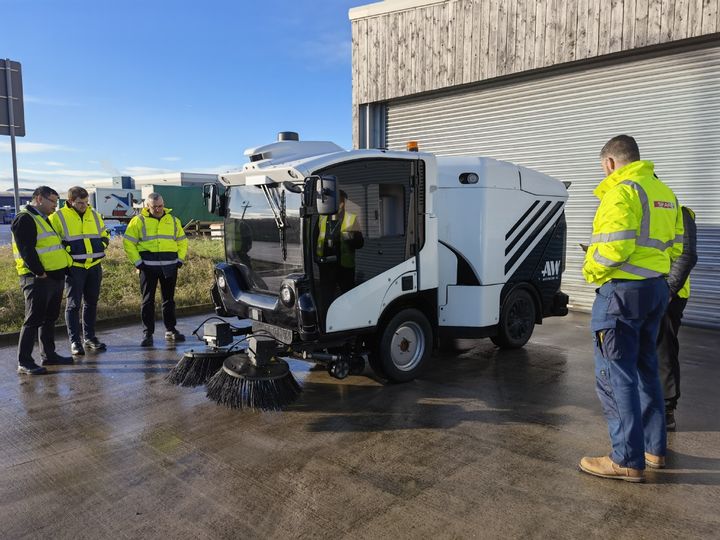 Chinese-made autonomous sweepers by @autowiseai are transforming sanitation practices globally, merging technology with environmental stewardship. Exported to over 30 cities worldwide, including #Dubai and #Preston, these sweepers perform sweeping, road spraying, and garbage…
