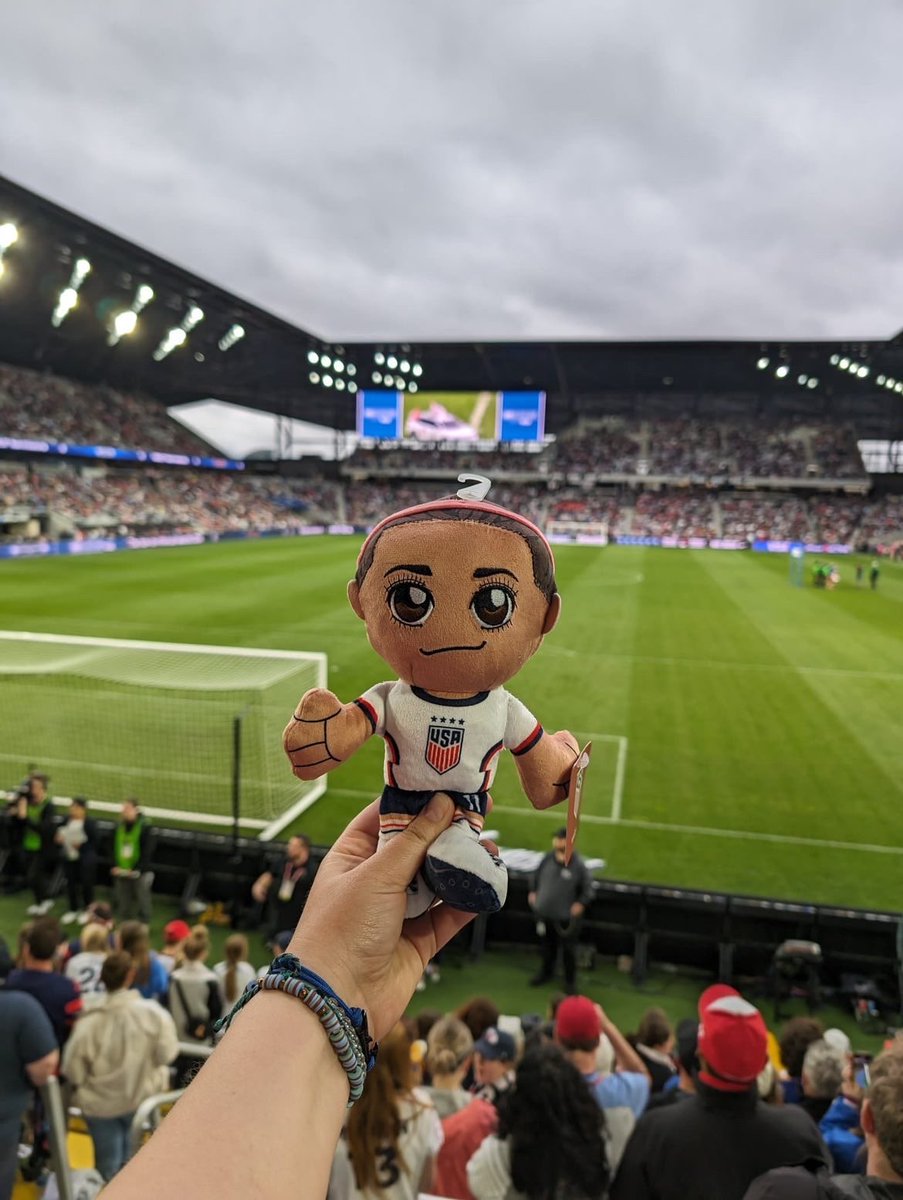 SOPHIA SMITH PLUSHY BROUGHT THE LUCK TO THE GAME! #SheBelievesCup