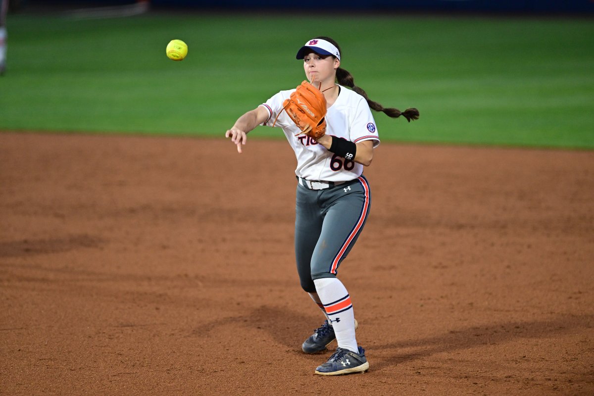 Audio from the @RegionsBank Postgame Show following the @AuburnSoftball win over UAB featuring: @deanAU_TigersSB @IcessTresvik2 @_JJ_Jackson_ audioboom.com/posts/8488339-…