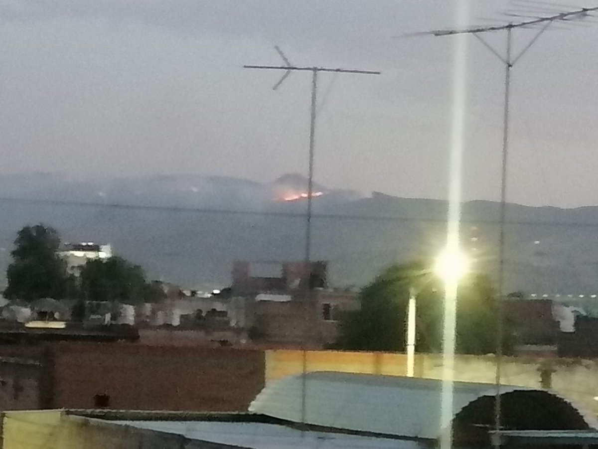Así el incendio en #SierradeSanMiguelito a las 19:20 horas desde una ventana en un departamento en el Barrio de Tlaxcala, #SLP :(