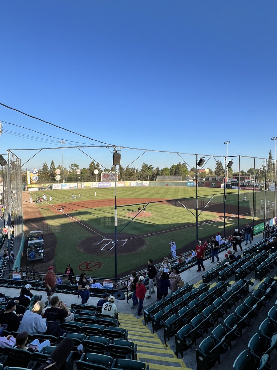 First road trip of the season for @SJGiants in Visalia. Ubert Mejias makes his California League debut. Giants look to spoil the Rawhide home opener. Pregame 6:45, first pitch 7. 🎧⬇️ milb.streamguys1.com/san-jose