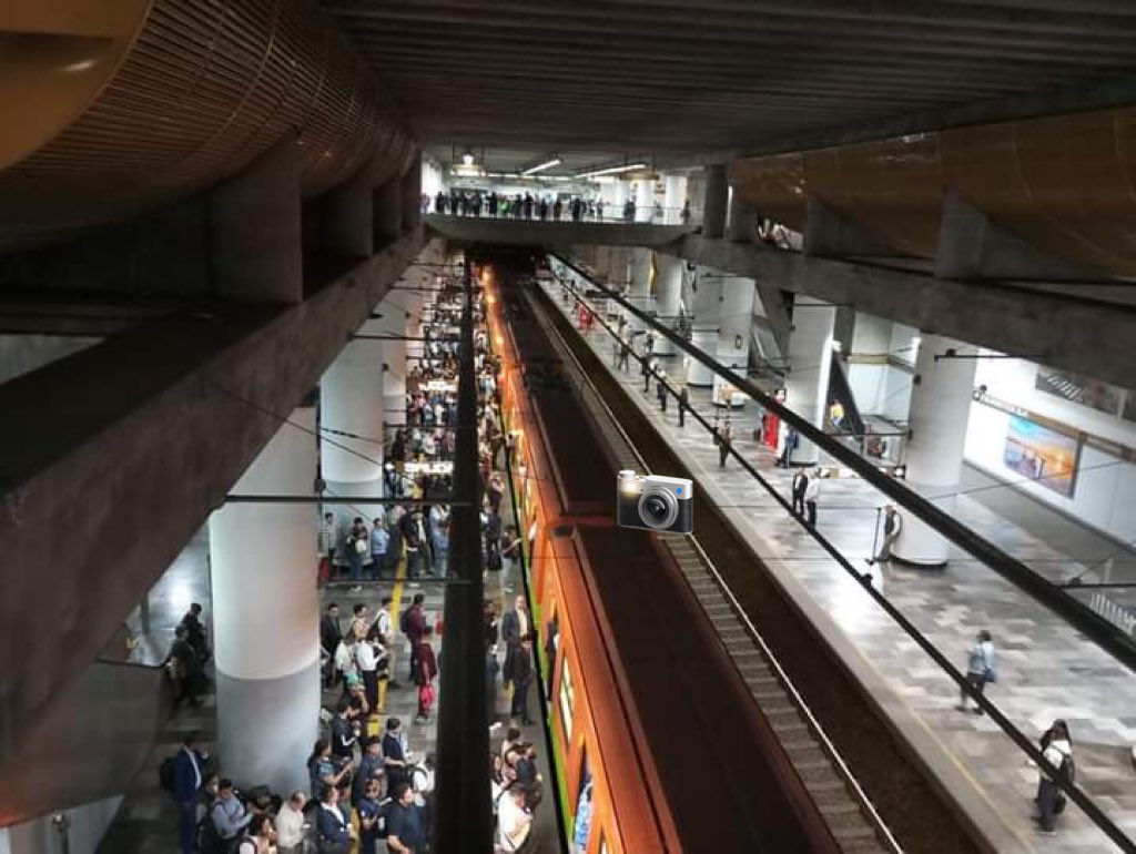 #AlMomento. Suspendido el servicio de la #Linea12 del @MetroCDMX con dirección a periférico. Una persona de aproximadamente 40 años sin vida tras ser arrollada por el convoy en la estación #Tezonco.