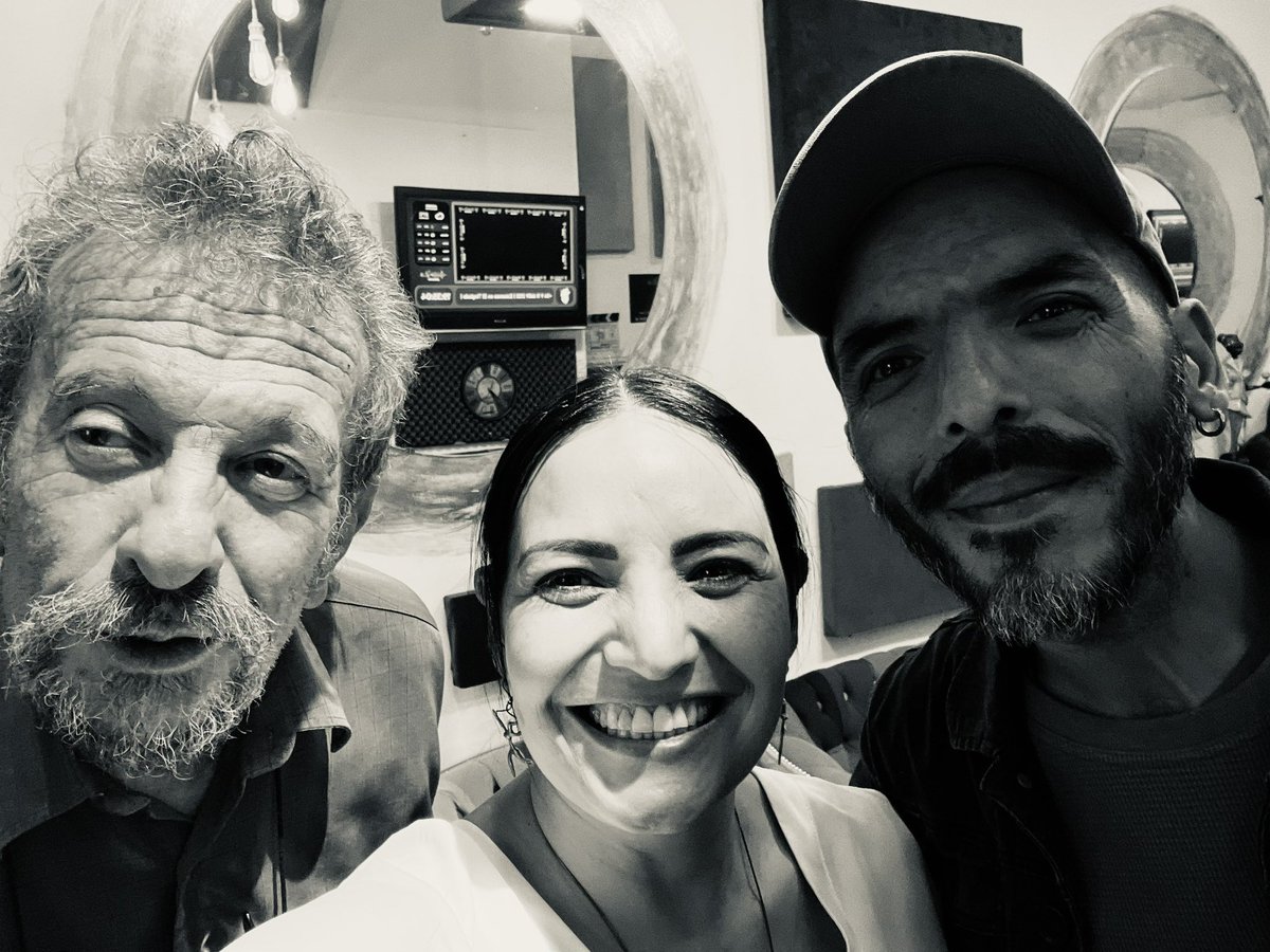 Hoy, junto a Franco Ghiglino, tuvimos el placer de entrevistar “En primera Persona, voces de las infancias y Adolescencias” al Lic.  Eduardo Tissera ha contribuido significativamente al entendimiento y la aplicación de la psicología en contextos comunitarios. 

<a href="/UBARectorado/">Universidad de Buenos Aires</a>