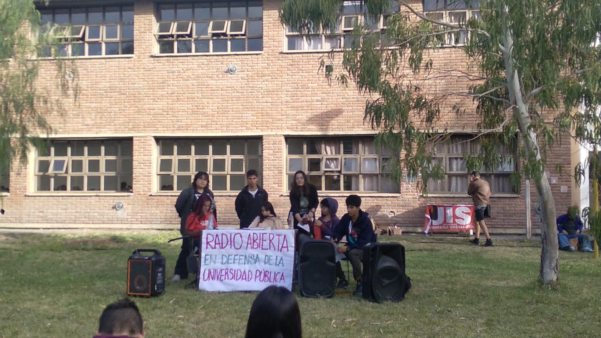 LOS ESTUDIANTES EMPIEZAN A ORGANIZARSE!!!! YA QUE LOS MEDIOS NO LO MUESTRAN HOY 9/4 SE CONVOCÓ A UNA RADIO ABIERTA EN LA FACULTAD DE HUMANIDADES DE LA UNIVERSIDAD NACIONAL DEL COMAHUE EN DEFENSA DE LA EDUCACIÓN PÚBLICA CONTRA EL AJUSTE DE MILEI