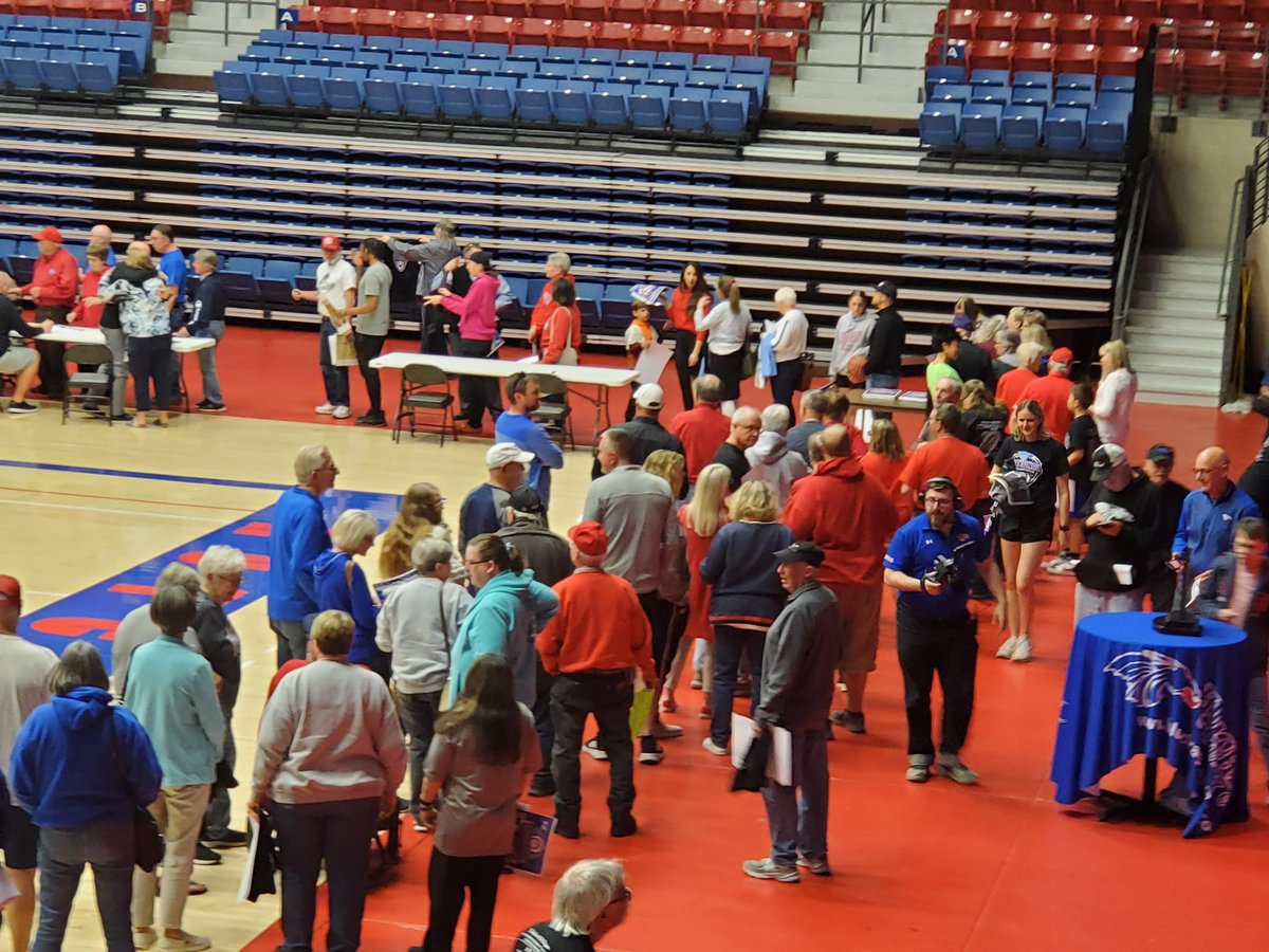 Awesome turnout at the national championship celebration for the HutchCC women’s basketball team. Blue Dragon Nation showed out to put a bow on this special season. 37-0 #BreatheFire 🐉