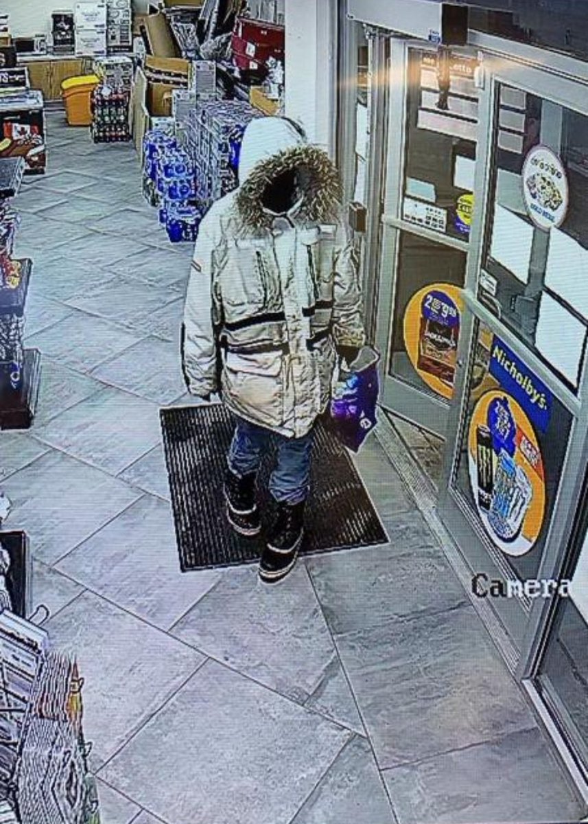 #NottyOPP looking to ID suspect involved in armed robbery at local gas station in @NewTecumseth this evening. Got info? Call 1-888-310-1122 or @CrimeSDM at 1-800-222-TIPS. Occurrence #: E240438203 ^jo