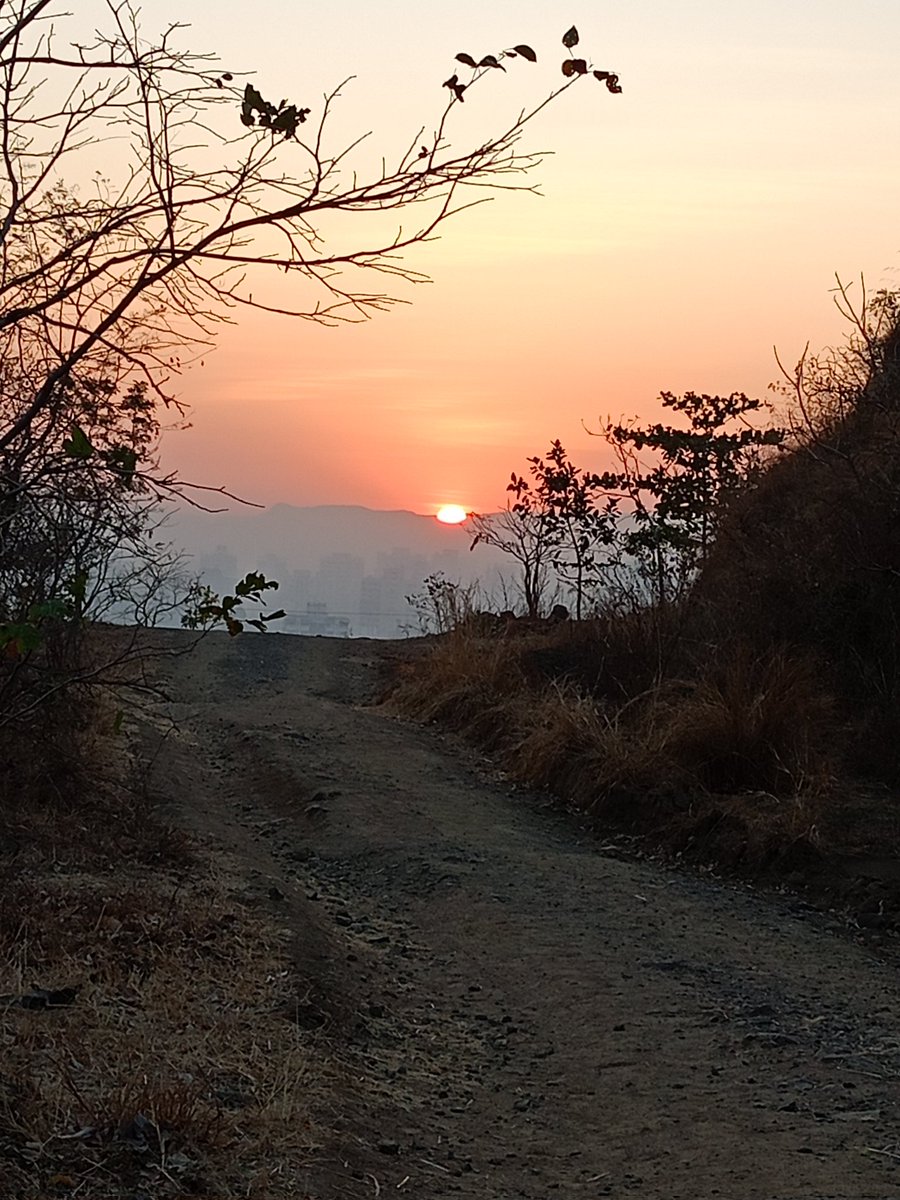 The Sun rises!! Clicked from parsik hills, Kharghar, Navi Mumbai. 
#goodmorning #sunrise #sunrisephotography #NatureBeauty #naturelovers #NatureTherapy #TwitterNatureCommunity #TwitterNaturePhotography #navimumbai