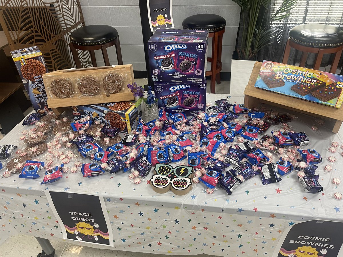 A day late but @Tri_CitiesHigh brought in the Eclipse in style. Our Solar Snacks were a hit with our faculty & staff. Starburst, Sunkist, Star Crunch, Moon Pies, Capri Suns, Sun Chips & Space Oreos @LettMeLeadTC @DrTamaraCandis @FultonCoSchools #LettsDoIt
