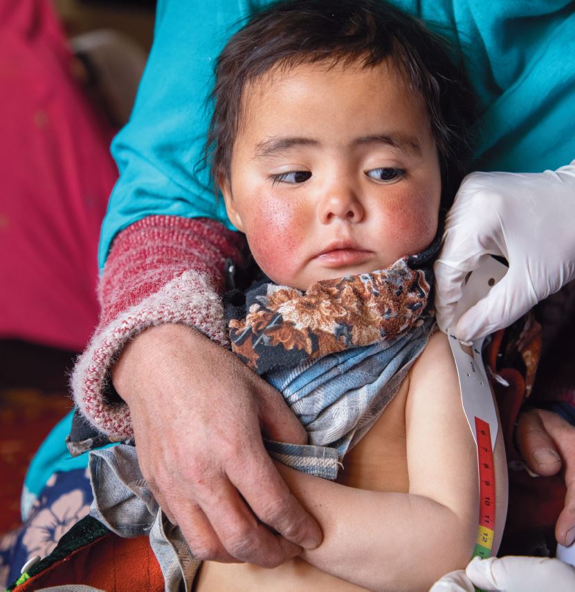 Mobile health staff examine 2-year-old Zaha with a tape tool, which is used to identify if a child is malnourished. Amid earthquakes, droughts and extreme weather in #Afghanistan, @RESCUEorg provides critical primary healthcare and nutrition assistance with EU support.