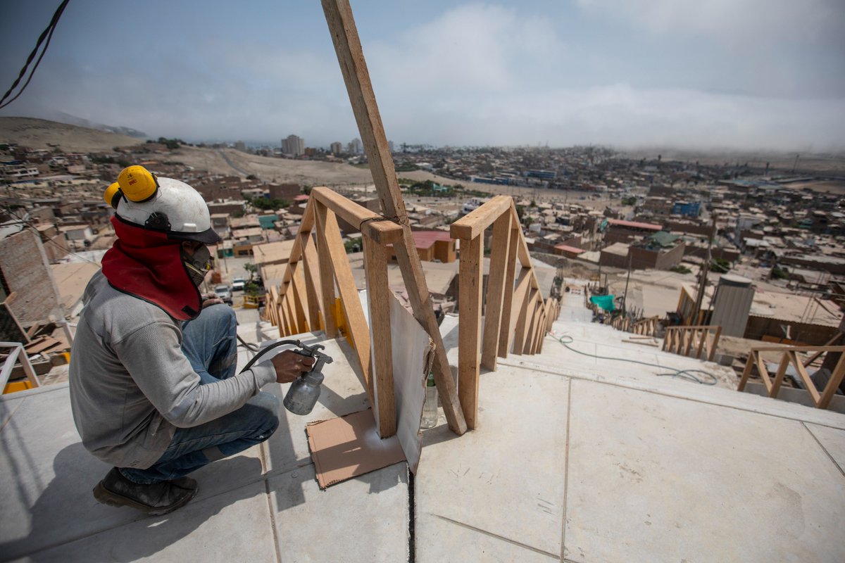 ¡𝗣𝗥𝗢𝗡𝗧𝗢, 𝗡𝗨𝗘𝗩𝗔 𝗢𝗕𝗥𝗔 𝗣𝗔𝗥𝗔 𝗔𝗡𝗖𝗢́𝗡!🙌🏽 La construcción de escaleras y muros de contención ya se encuentran al 90 %, una obra que permitirá a los vecinos de la Asociación de Vivienda El Amanecer, mejorar notablemente su calidad de vida. ¡Juntos cambiamos Lima!