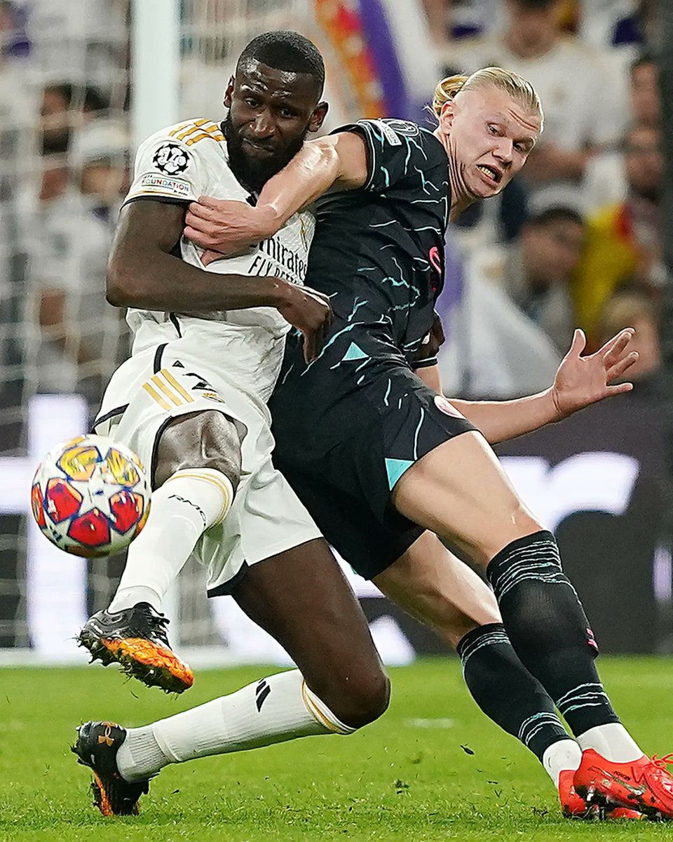 Qué linda foto de uno de los duelos del día. Rudiger contra Haaland. El Androide se vio completamente superado por Antonio. Erling tocó solamente 20 veces el balón en todo el partido y en 7 ocasiones perdió la pelota. Solo pudo rematar una vez a puerta. El próximo miécoles, otro…