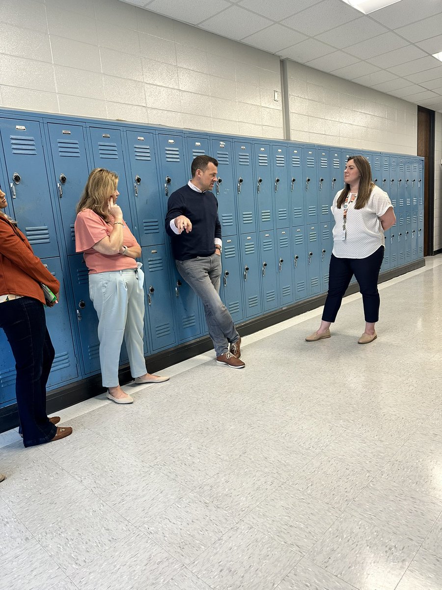 Thanks for a great day, @Wes_Kieschnick! These coaching sessions were great! So impressed with the students at @PortAllenPels! Such hardworking and polite students! 💙⚪️