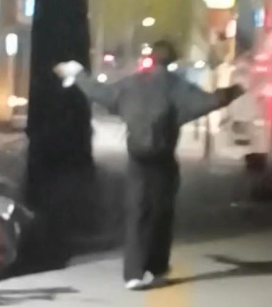 mmenhp_'s tweet image. เอนจีนเจอจองวอนตอนไปดูดอกซากุระ ขอลายเซ็นจองวอนและบอกว่าสู้ๆกับคัมแบค จองวอนก็ขอบคุณเป็นภาษาจีน วันนั้นสะพายถือกระเป๋าเป้ใบเล็ก สวมหูฟังและสนุกกับเวลาของเขาอย่างสบาย ๆ  

//ดูท่าเด็กมานเดิน ด้อกแด้กที่สุด ㅠㅠㅠㅠ