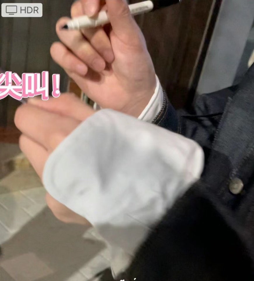 mmenhp_'s tweet image. เอนจีนเจอจองวอนตอนไปดูดอกซากุระ ขอลายเซ็นจองวอนและบอกว่าสู้ๆกับคัมแบค จองวอนก็ขอบคุณเป็นภาษาจีน วันนั้นสะพายถือกระเป๋าเป้ใบเล็ก สวมหูฟังและสนุกกับเวลาของเขาอย่างสบาย ๆ  

//ดูท่าเด็กมานเดิน ด้อกแด้กที่สุด ㅠㅠㅠㅠ