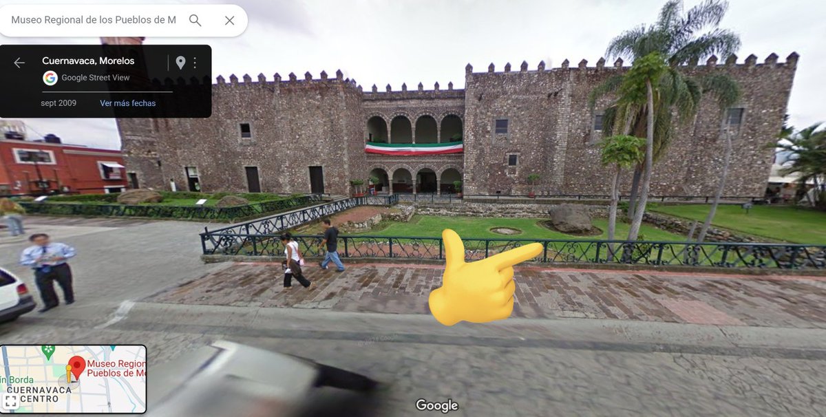 Justo frente al Palacio de Cortes, ahora conocido como el Museo de los Pueblos de Morelos. No se pierda las tres piedras talladas que, aunque a veces pasan desapercibidas, son un tesoro histórico en plena vista en frente del palacio