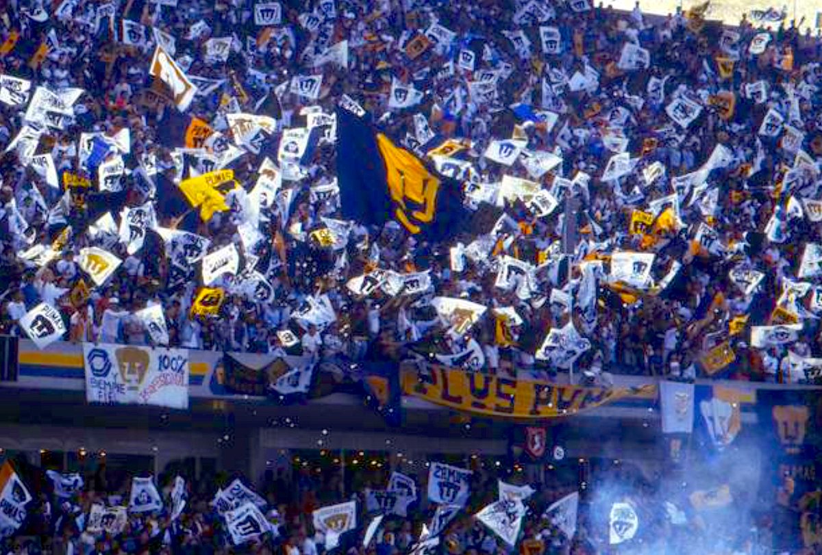 ¿Se acuerdan? Qué espectáculo era ver las tribunas llenas de banderas. Esta foto es del día de la Final de Pumas vs América en la 90-91, en el Olímpico Universitario.