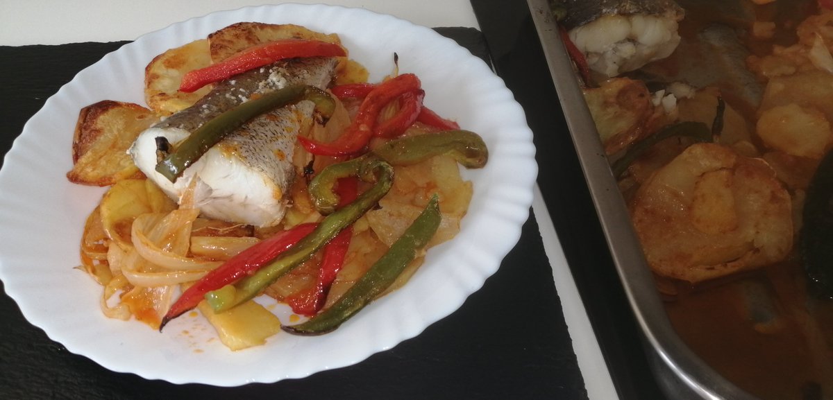HomeCookSpain's tweet photo. Sliced Potatoes, Fish and Vegetables Cooked In The Oven
➡️Watch Here: https://t.co/eaChpQZx1w
.
🏷️ #potatoes #fish #ovencooked https://t.co/hzOpWWJ16o