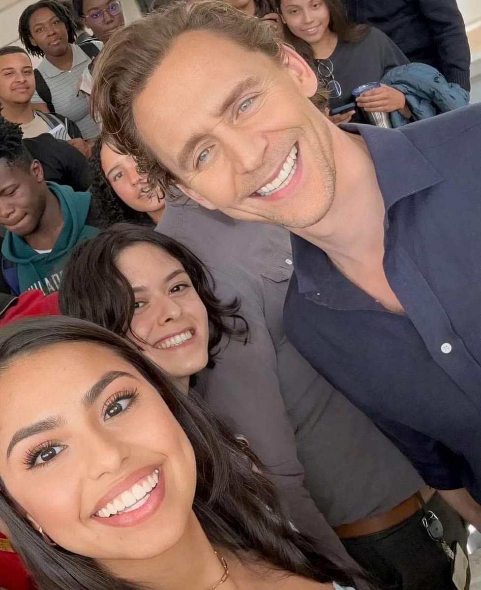 TomHidFansLATAM's tweet photo. Nuevo‼️ Tom con fans el día de hoy en el Festival de Cine de Miami 
📷 hiddlesbabes en ig

#tomhiddleston #variety  #virtuosoaward   #hiddlesarmy  #virtuosoaward2024 #twhiddleston #hiddleslovers #hiddlessmile #miamifilmfestival2024 #hiddlestoners #hiddlesbeauty #varietymagazine https://t.co/bjd6mFZclK