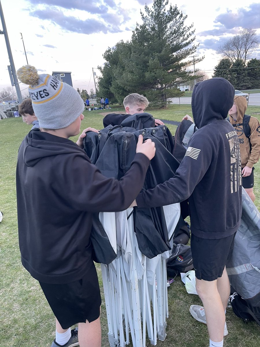 BCLUWBOYSTRACK's tweet photo. Boys track team @ East Marshall with a special happy belated birthday to Calvin Zoske https://t.co/jBeoj703sy