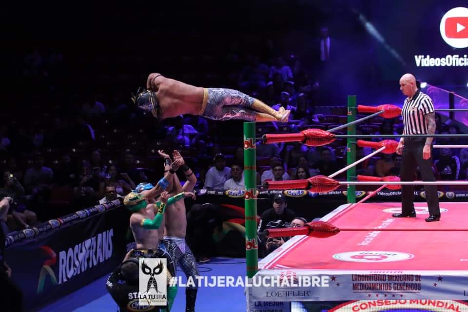 LaTijeraLucha's tweet photo. En un dinámico arranque de función de #MartesDeArenaMexico y arriesgando el físico en todo momento con lances desde la tercera cuerda, la dupla de #RayoMetalico y #AstroBoyJr se impone a la pareja de #EmperadorJr y #PlatinoKid, para hacer explotar la #MexicoCatedral…
#latijera https://t.co/hSa7XXo5GM