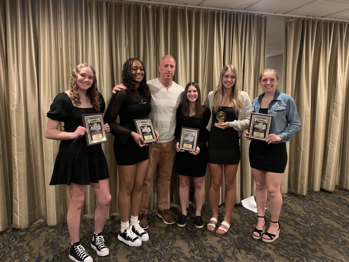 SECTION 1 DINNER Couldn’t be prouder of these ladies - for their incredible accomplishments & their everlasting impact on our program…simply the best! Love ya girls! @jnardelli2024 @ally_kaminski2 @nia_rencher @CaitRobertson20 @Jaylyn_Chorba @PJSports @RCKAthletic @KDJmedia1