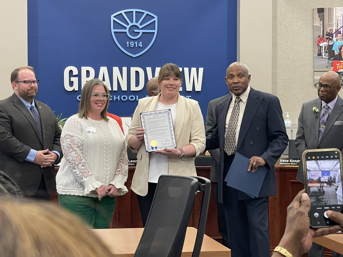 Grateful to accept the proclamation for National #SmallBusinessWeek at tonight’s @CityofGrandview BOA meeting! Go nominate your favorite #SmallBusiness on our website for Small Biz Week Showdown! grandviewmochamber.com/smallbusinessw…