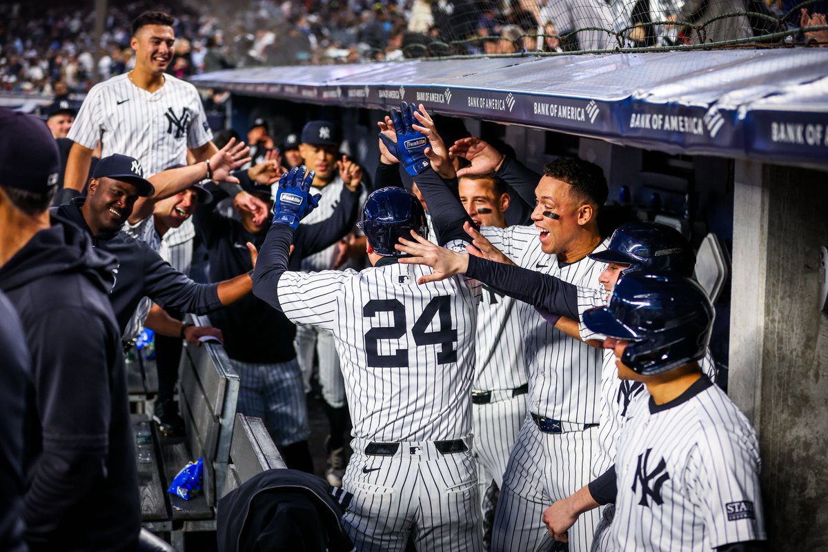 Yankees's tweet photo. Tuesday! ☝️🤓

#RepBX https://t.co/hBgIeLqpA2
