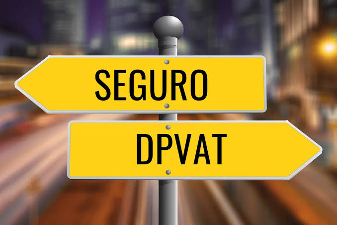 DaxMainCrypto's tweet photo. 🚨🔵Câmara aprova projeto que recria a cobrança do seguro obrigatório DPVAT

🚨🔵A matéria vai agora para o Senado

A Câmara aprovou, nesta terça-feira, um projeto de lei que recria o seguro obrigatório para acidentes de trânsito, o DPVAT, que será administrado pela Caixa Econômica Federal. Com a nova regulamentação, será possível voltar a cobrar o seguro obrigatório de todos os proprietários de veículos automotores e os prêmios serão administrados pela Caixa em um novo fundo do agora denominado Seguro Obrigatório para Proteção de Vítimas de Acidentes de Trânsito (SPVAT). A recriação do DPVAT é vista pelo governo como forma de gerar um novo meio de arrecadação. O projeto vai agora para o Senado.

A Câmara aprovou, nesta terça-feira, um projeto de lei que recria o seguro obrigatório para acidentes de trânsito, o DPVAT, que será administrado pela Caixa Econômica Federal. Com a nova regulamentação, será possível voltar a cobrar o seguro obrigatório de todos os proprietários de veículos automotores e os prêmios serão administrados pela Caixa em um novo fundo do agora denominado Seguro Obrigatório para Proteção de Vítimas de Acidentes de Trânsito (SPVAT). A recriação do DPVAT é vista pelo governo como forma de gerar um novo meio de arrecadação. O projeto vai agora para o Senado.

O texto conta com substitutivo que retoma o pagamento de despesas médicas das vítimas de acidentes e direciona até 40% do valor arrecadado.

Desde novembro de 2019, a cobrança do DPVAT estava extinta, por decisão do governo de Jair Bolsonaro. Apesar da vontade do governo Lula de restabelecer a cobrança, faltavam recursos para pagar as vítimas de acidentes de trânsito e outras pessoas que teriam direito ao benefício. Sem R$ 230 milhões necessários para pagar todos os valores devidos no ano passado, a Caixa, que administra o fundo com os restos do que foi arrecadado até 2020, precisou adiar os pagamentos.

Segundo relatório quinzenal enviado pela Caixa à Superintendência de Seguros Privados (Susep), autarquia ligada ao Ministério da Fazenda que controla e fiscaliza as indenizações do seguro DPVAT, só de 15 de novembro a 1º de dezembro do ano passado, houve 1.543 solicitações de acidentados de todo o país que não puderam ser atendidas.