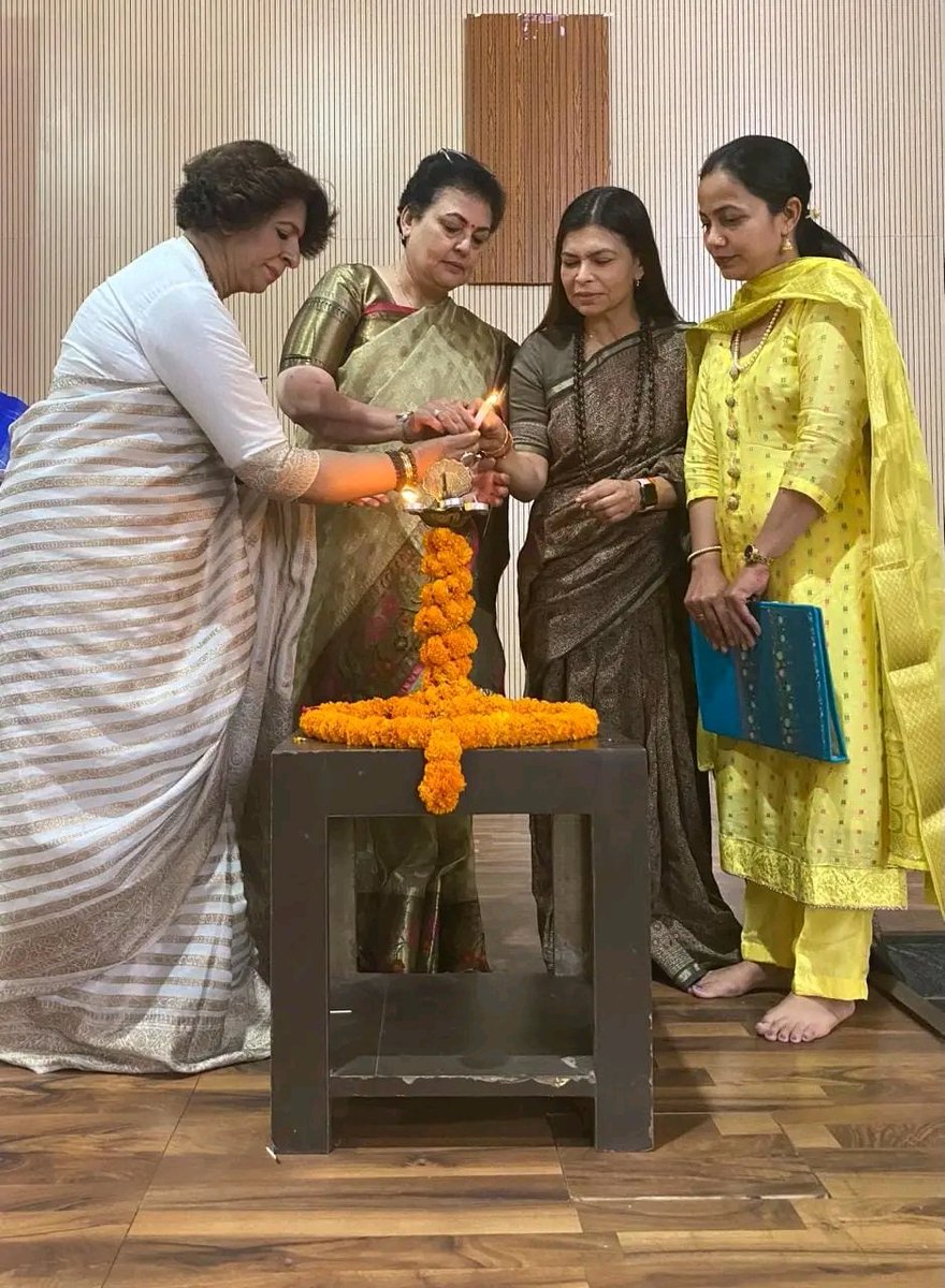पिछले कल पंचकूला क़े PWD ऑडिटोरियम में हरियाणा राज्य महिला आयोग द्वारा लीगल अवेयरनेस पर कार्यक्रम आयोजित किया। इस कार्यक्रम की मुख्य अतिथि राष्ट्रीय महिला आयोग की अध्यक्ष श्रीमती रेखा शर्मा जी का सानिध्य प्राप्त हुआ।