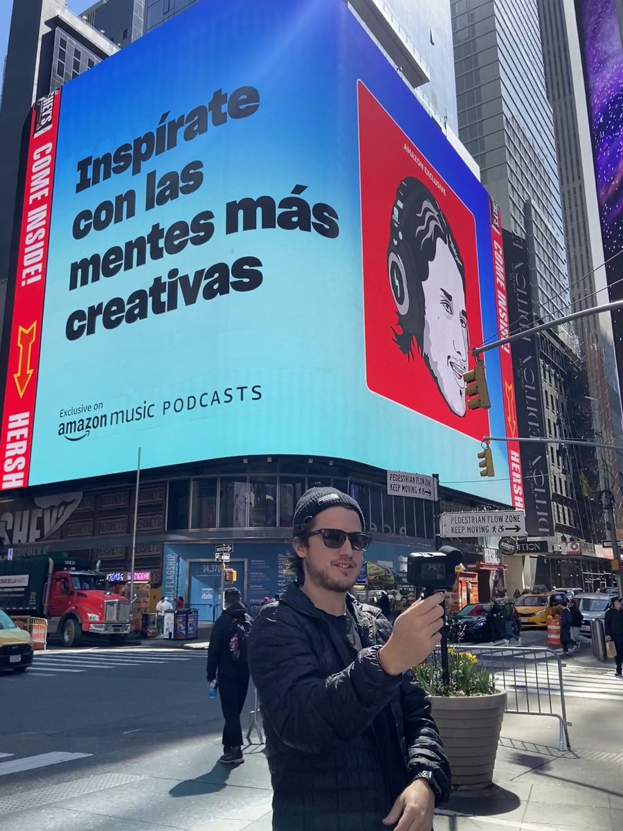 Creativo en Times Square en Nueva York. Qué locura, muchas gracias a @AmazonMusicMX por creer en mi proyecto y hacer esto posible y a todos los que escuchan los episodios cada semana 🩵