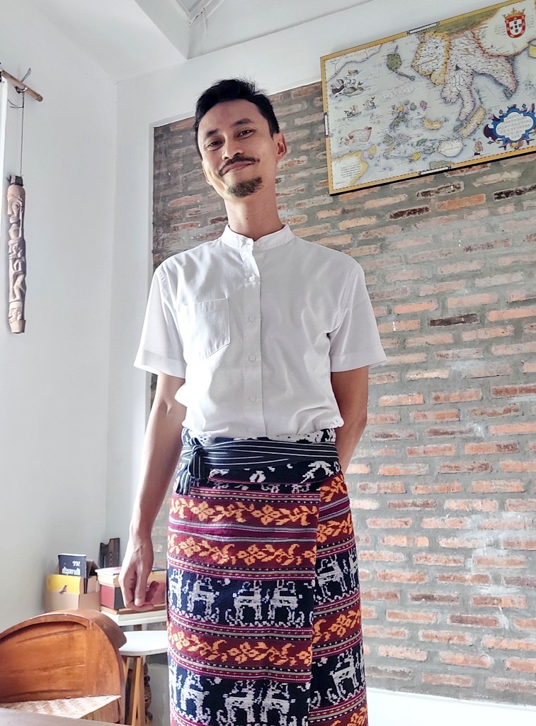 Ber-Lebaran dengan kain tenun motif rusa karya komunitas transpuan di Fajar Sikka, NTT. Of course, we can always celebrate our 'queer joy'  💜