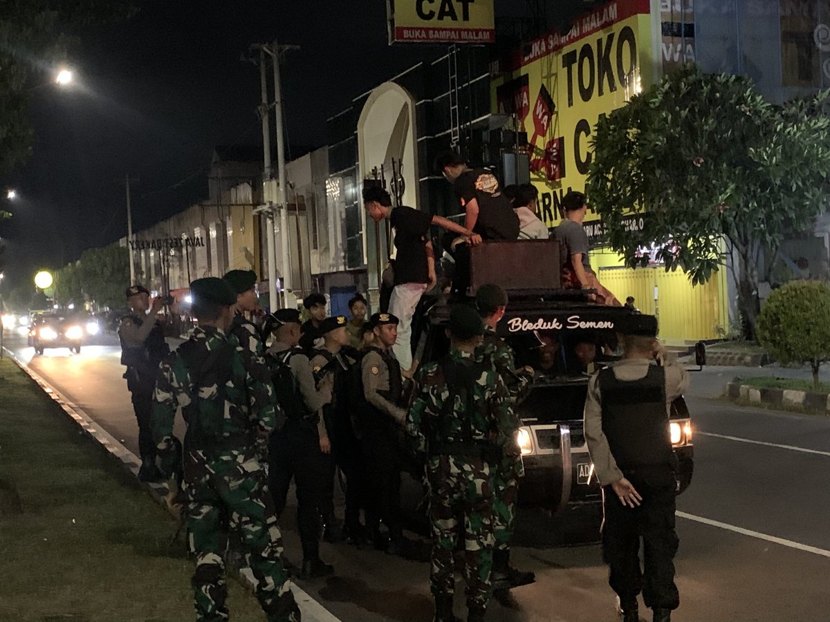 yonif413bremoro's tweet photo. Jelang Idul Fitri, Yonif 413/Bremoro Ikut Melaksanakan Perbantuan Dalam Pelaksanaan Ops Ketupat Bersama Polres Sukoharjo

#tni
#tniad
#pendivif1kostrad #pendivif2kostrad #pendivif3kostrad
#Divisi2kostrad

@puspentni
@tni_angakatan_darat
@penkostrad
@divif2kostrad https://t.co/DCEK9NKT5R