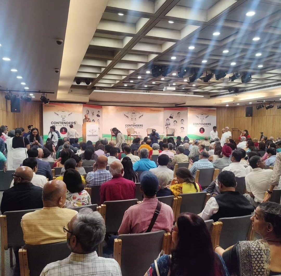 Packed hall at the launch of my new book The Contenders @SimonSchusterIN @NewsX . Loved havimg so many friends from school and college, colleagues & panelists who ve become friends there !!!!!